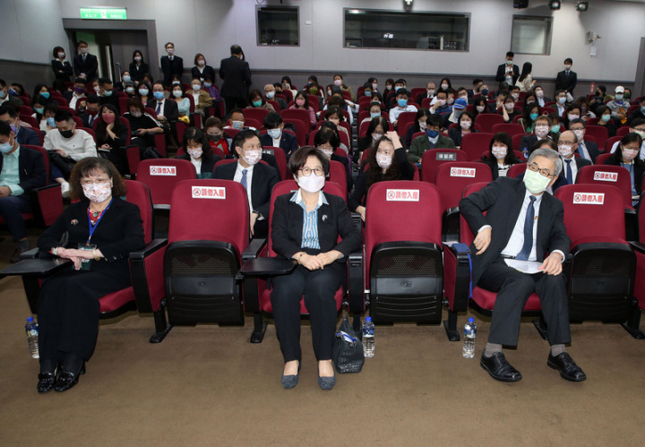 經濟日報、第一金控7日下午在台大醫院國際會議中 心舉辦「公平待客誠信金融論壇」，金管會主委黃天 牧（前右）出席致詞，第一金控董事長邱月琴（前 中）、第一銀行總經理鄭美玲（前左）等產官學代表 出席。