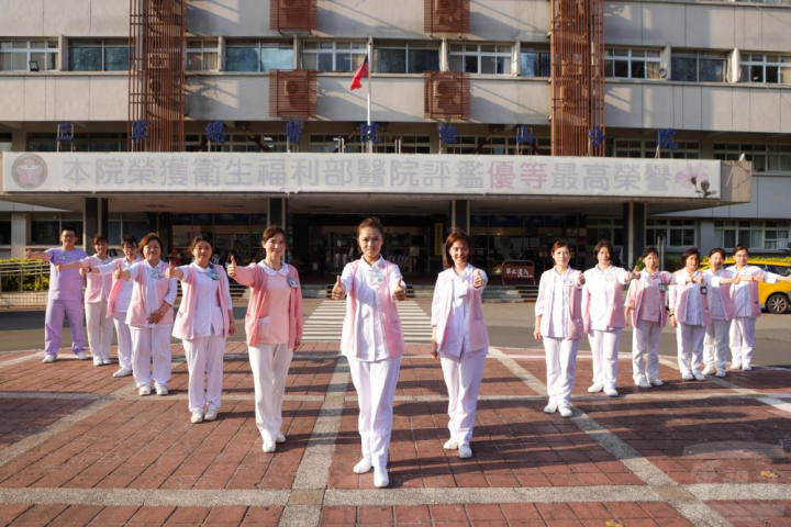 三軍總醫院松山分院護理部主任陳淑貞中校（中），在疫情最嚴峻時，領軍護理部用專業守護軍民健康。（青年日報提供）