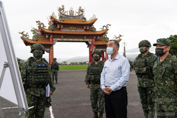 國防部長邱國正視導153旅新制教召訓練，聽取任務簡報