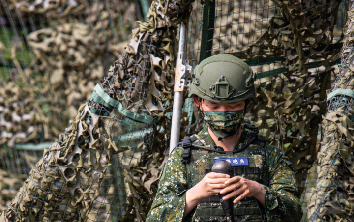 召員進行81迫砲訓練彈裝填。