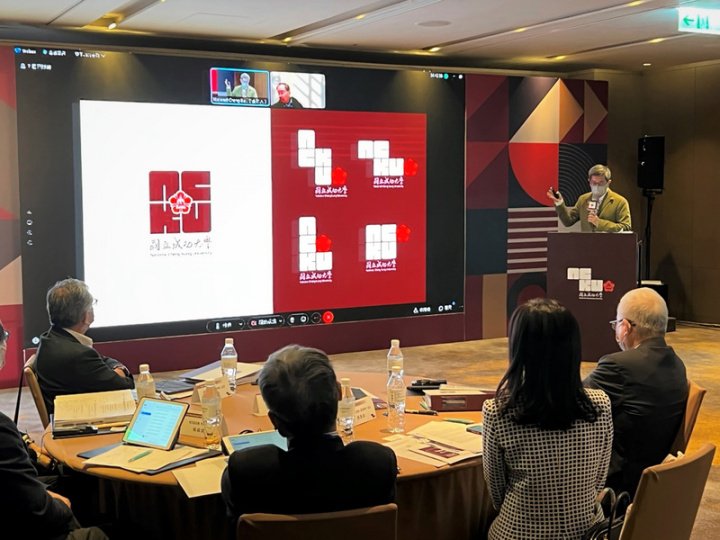 成功大學1日在台北舉辦國際記者會，公布「國際識別形象系統」，採鳳凰花校徽與粗體NCKU字母的多元排列組合，並保留紅、灰傳統配色。