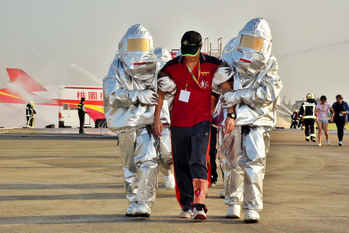 桃園國際機場公司27日宣布將舉辦航空專業消防員招募甄選。桃機公司表示，機場消防工作主要為因應航空器事故消防搶救、機上大量傷患救援，以及機場園區各項消防及救護任務等；為順利完成工作，消防員的體能是關鍵。（桃園國際機場公司提供）