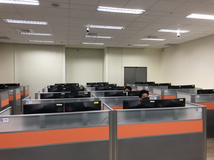 國研院攜手台大建立「國研院台灣半導體研究中心晶片設計管制實驗室」，目前使用台積電16奈米製程，希望讓學研團隊進行前瞻的晶片設計研究，圖為建置40坪20組座位以上的高效高資安前瞻晶片設計實作環境，團隊使用時必須事先申請，進入時手機等3C產品都不能攜帶，天花板也有監控設備。