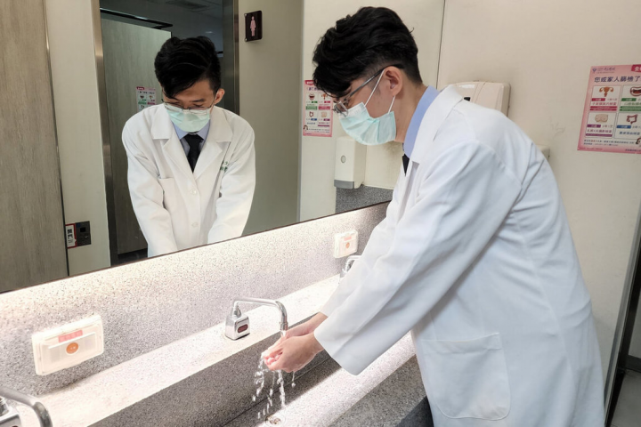 奇美醫學中心全人醫療科暨胃腸肝膽科主治醫師陳建安（圖）12日表示，酒精及乾式洗手液對諾羅病毒及輪狀病毒效果不佳，應勤用肥皂濕洗手。（奇美提供）