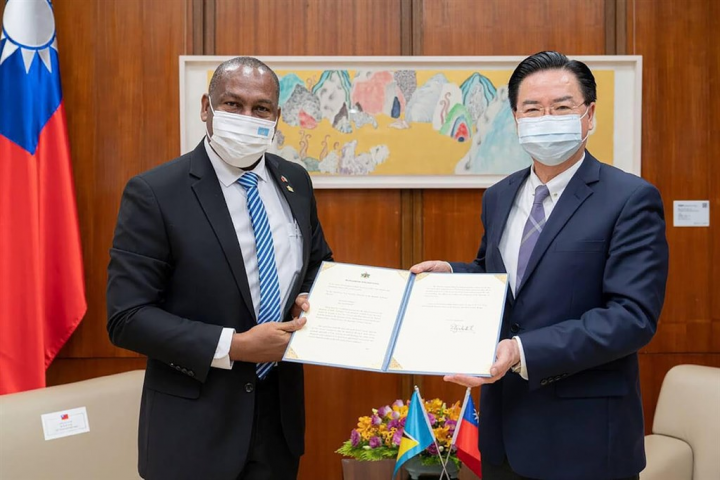 The new Saint Lucian ambassador to Taiwan, Robert Kennedy Lewis (left) presents a copy of his letter of credentials to Foreign Minister Joseph Wu Wednesday. Photo courtesy of Ministry of Foreign Affairs