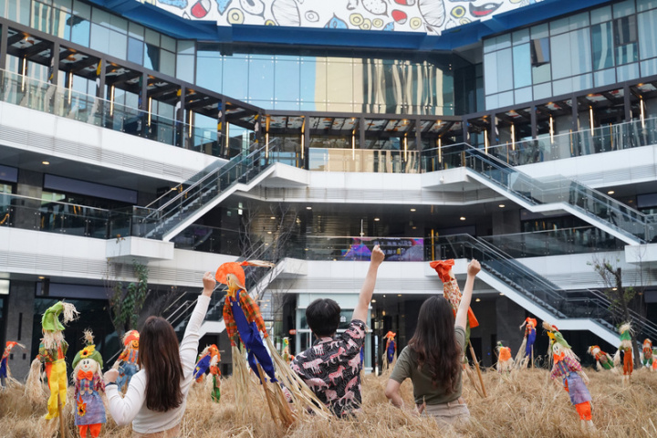 台中大里藝術廣場4月1日起至6月30日，將在中庭廣場舉辦「稻草人迷宮裝置藝術」地景藝術展，有800捆稻草捲、150個稻草人散落在廣場內，民眾可以穿梭其中，有趣又好拍。（大里藝術廣場提供）