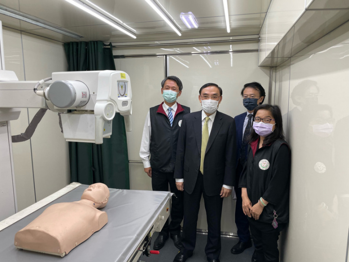 法務部法醫所6日將造價新台幣1500萬元的X光勘驗車開到法務部前展示，部長蔡清祥（左2）進入車內參觀，法醫所長侯寬仁（左）表示，X光勘驗車優點為具備高機動性。