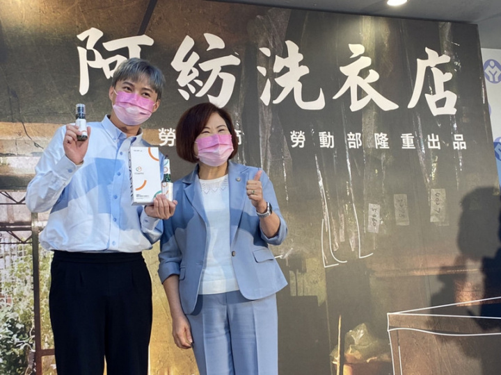 勞動部為了感恩勞工對社會的付出，29日召開「阿紡洗衣店」勞動節影片首映記者會，並邀請金曲歌王許富凱（左）演唱主題曲「百樣人」，用溫暖歌聲致敬百萬勞工。