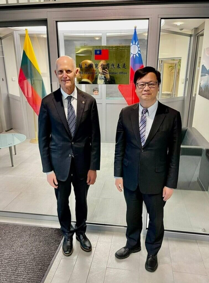 美國參議員史考特（左）正在立陶宛訪問，21日下午前往駐立陶宛台灣代表處、拜會駐立代表黃鈞耀（右），是首位拜訪駐處的美國國會議員。黃鈞耀說，史考特的到訪彰顯台灣、美國與立陶宛的三邊友好關係。（駐立陶宛台灣代表處提供）