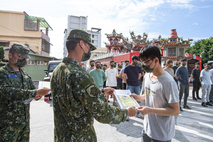 陸軍步兵104旅「新制14天教育召集訓練」連長頒發解召令給予召員