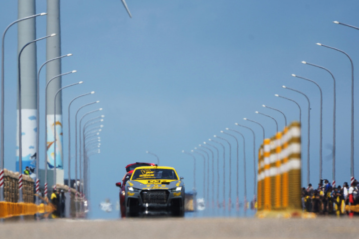 汽車零件商廖志賢自費改裝「打龜號」，在0至400公 尺加速測試以8.72秒拚贏中國網紅杰爺。圖為「打龜 號」2022年4月6日在台中港風車大道測速現場。