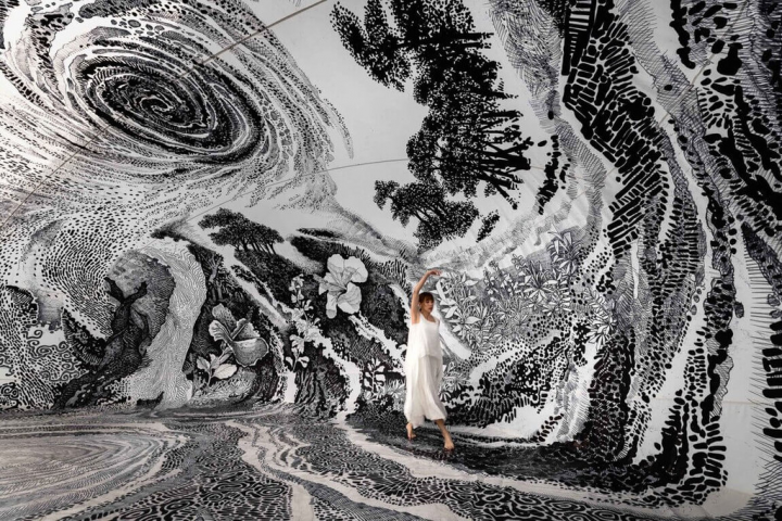 日裔巴西籍藝術家Oscar Oiwa（大岩奧斯卡）的知名巨型3D作品及畫作特展「眠夢-感官浮遊」，將於5月13日在屏東車城鄉看海美術館展出，29日起開放預約。（屏東縣政府提供）