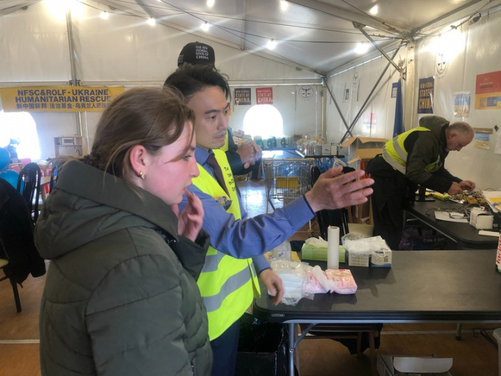 王楠穎精通中、英、俄、烏、日文等5種語言，他從烏克蘭撤離後，轉往波蘭緊鄰烏克蘭邊境的小鎮米迪卡，擔任第一線難民志工。（台灣赴波蘭參與人道救援志工王芮緹提供）