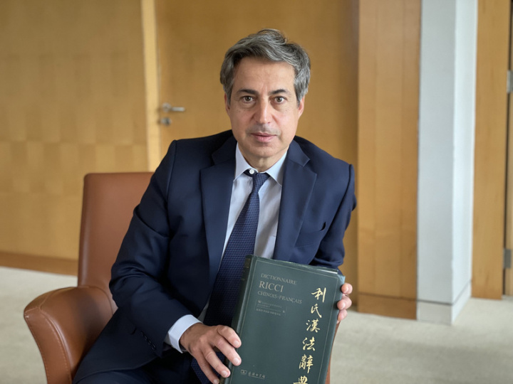 法國駐新加坡大使阿邦蘇爾30多年前曾到台灣工作，協助編輯漢法辭典並學習中文，他接受中央社專訪表示，台灣的文化很豐富。圖攝於4月1日。