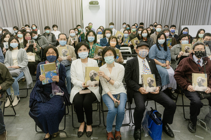 《台灣美術兩百年》新書發表會，前文化部長鄭麗君(前排左二)也現身致意。(林博楷攝影／春山出版社提供)