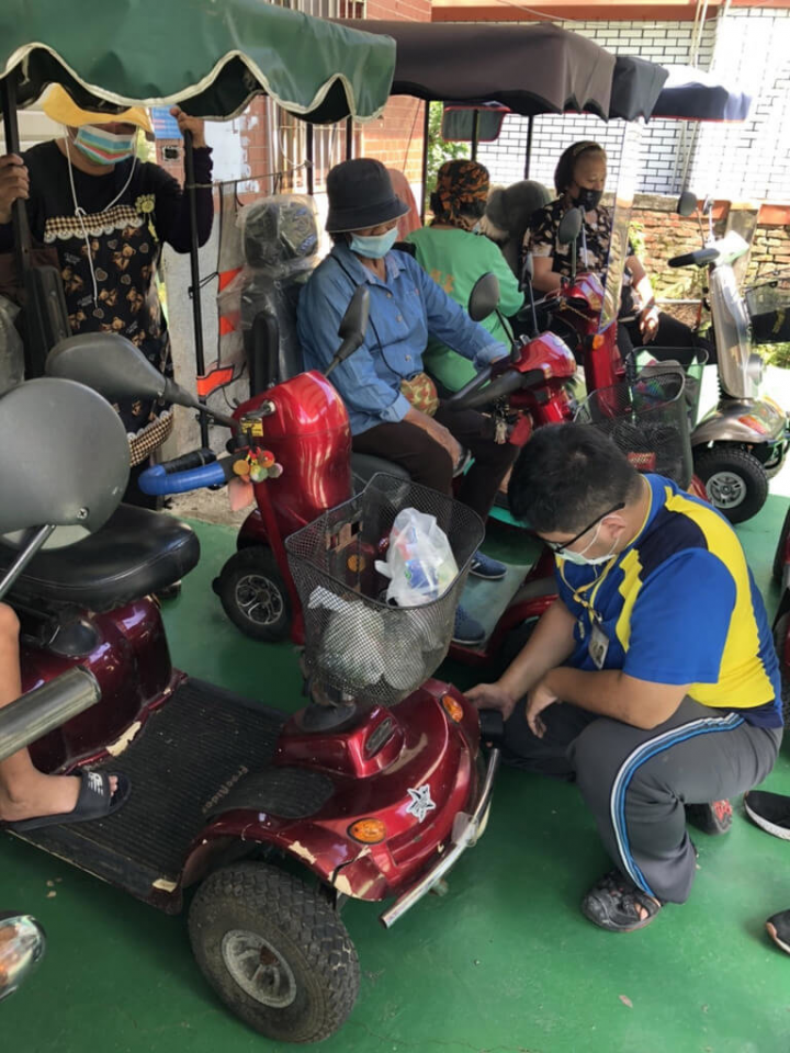 為具體了解原鄉租賃電動代步車服務的使用需求，衛生福利部選定屏東縣來義鄉及牡丹鄉作為試辦區，即日起至111年12月31日前符合資格者可提出申請，將有輔具中心專業人員到府評估。（屏東縣政府提供）