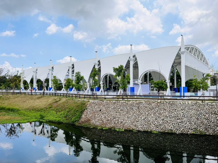 屏東縣政府配合萬年溪整治計畫，除將萬年溪引水入復興公園內，也興建復興公園風雨球場，29日啟用。