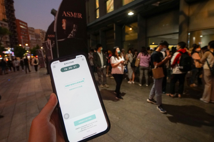 中央流行疫情指揮中心指揮官陳時中今天說，台灣社交距離App目前已超過800萬次下載。