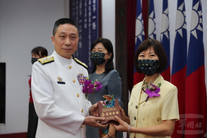 海軍大氣海洋局辦理建局100週年慶祝活動，司令劉上將頒贈資深人員「幕後英雄獎」