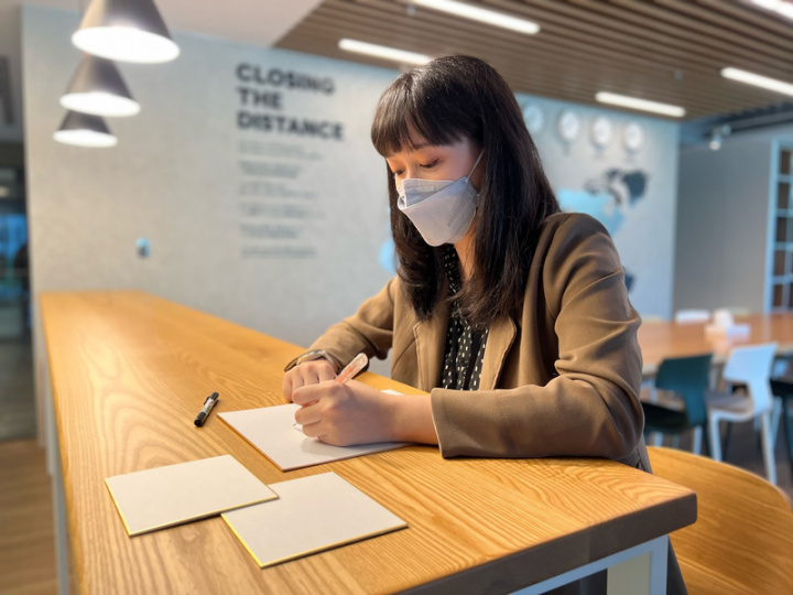 台灣漫畫家餅乾（圖）創作BL男男戀網漫「我的室友帥哥學長」，融入自身校園經驗，寫實又幽默的風格深受讀者支持，獲得2021年度潛力作品第3名。