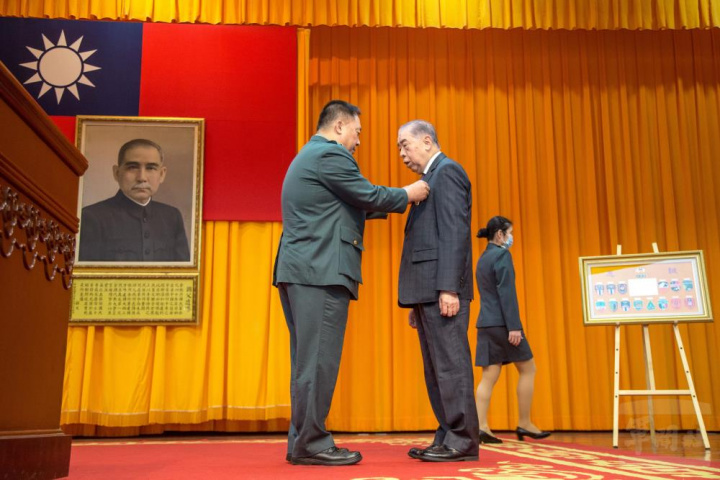 陸軍司令徐衍璞上將頒贈李理事長「陸光甲種一星獎章」。