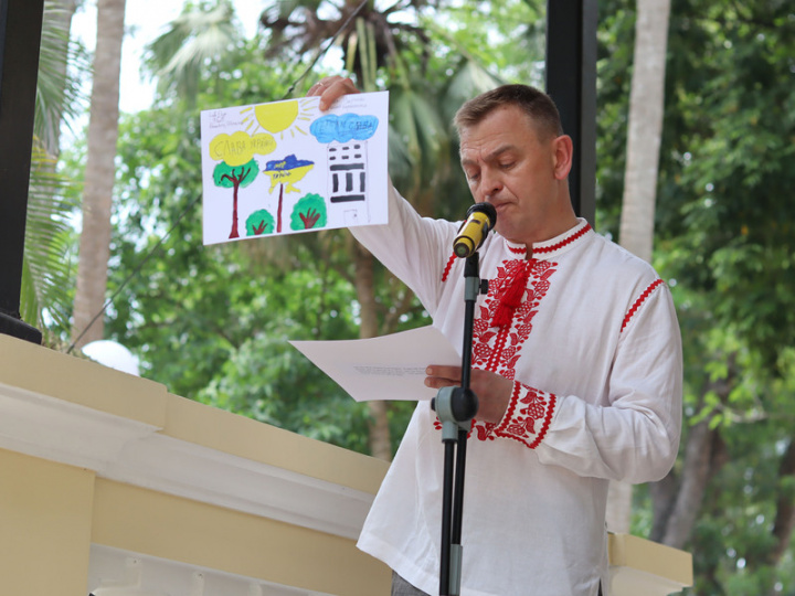 烏克蘭駐越南大使格曼（圖）在致詞時展示一些將烏克蘭視為故鄉的越南兒童送給他的畫作。他說，這些畫作將放在他的辦公室，給予他力量讓他在外交前線為烏克蘭的勝利而奮鬥。