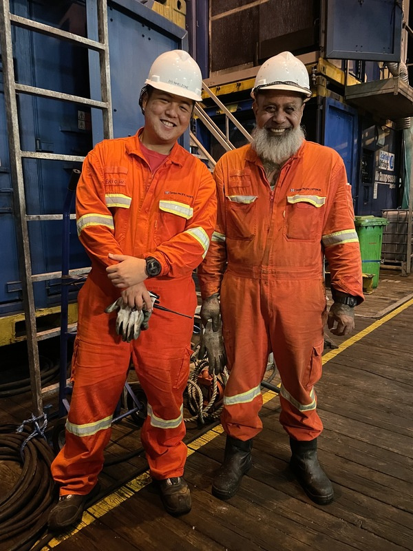 航港局8日舉行111年第一次航海人員測驗榜示，船員王相智（左）分享經驗，他選擇到離岸風電船上工作，待遇雖比不上商船，但排休時間較固定、可兼顧工作與家庭，還可跟外籍技師學技術。（航港局提供）