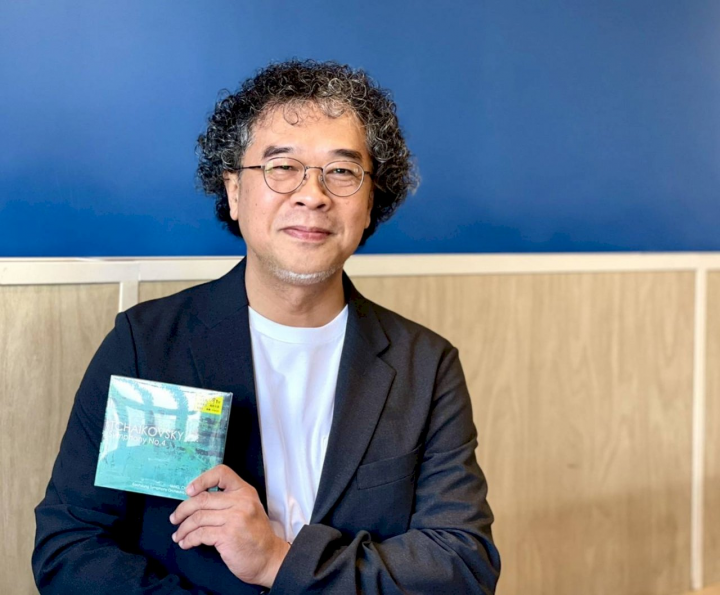 楊智欽擔任高雄市立交響樂團駐團指揮十年，繳出了首張在衛武營國家藝術文化中心音樂廳錄製的《柴可夫斯基第四號交響曲》專輯