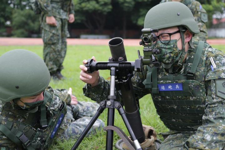 召員進行60迫砲操作訓練