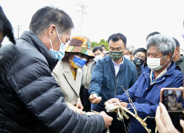 農委會主委陳吉仲（前右2）2日在民進黨立委蘇治芬（前左2）邀約下，到雲林四湖及東勢了解大蒜水傷災情，聽取農民心聲。