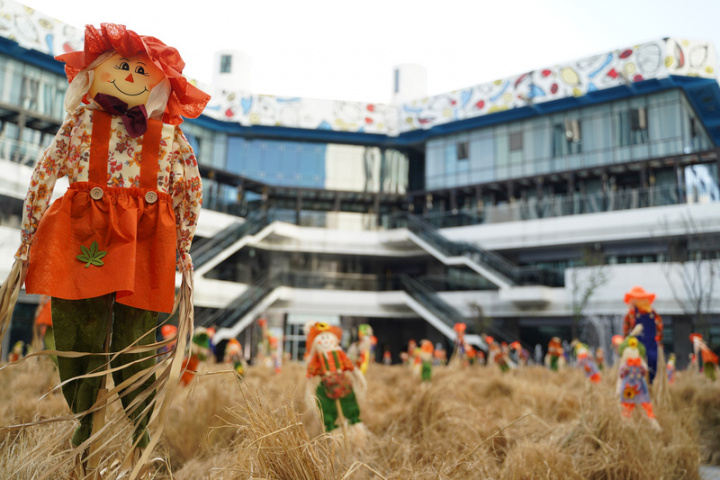 台中大里藝術廣場4月1日起至6月30日，特別在中庭廣場打造長35公尺、寬20公尺的大型迷宮，並以「充滿童趣的稻草人」來建構整個主題。（大里藝術廣場提供）