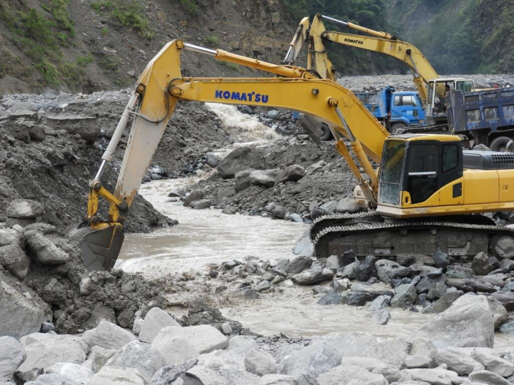 莫拉克颱風造成南橫公路柔腸寸斷，連結高雄市桃源區勤和至復興部落的明霸克露橋搶修工程，讓公路總局甲仙工務段感到最艱難。（公路總局甲仙工務段提供）