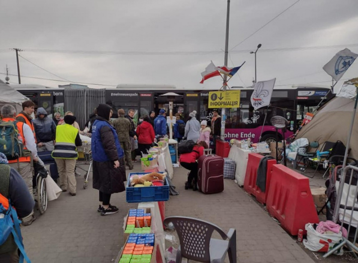 波蘭小鎮米迪卡緊鄰烏克蘭，每天都有許多難民湧入，再搭車轉往其他地方接受安置或投靠親友。（王楠穎提供）