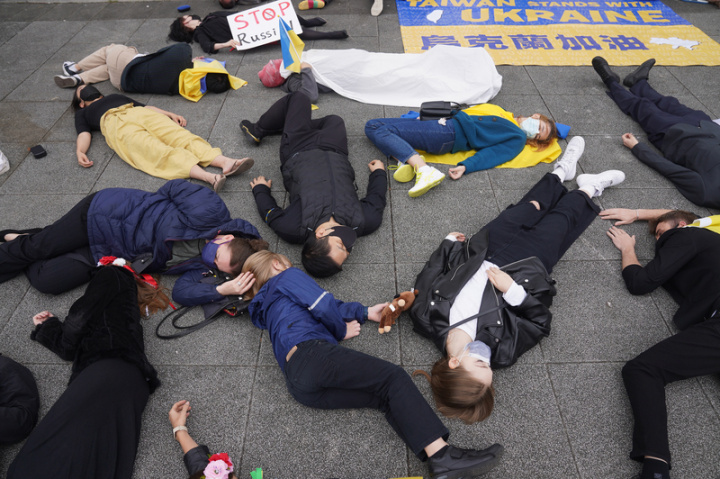 烏克蘭遭俄羅斯入侵，甚至有平民遭殺害，為了表達 抗議並訴諸國際，近百名包括在台烏克蘭籍的民眾， 17日躺在自由廣場前「假死抗議」。