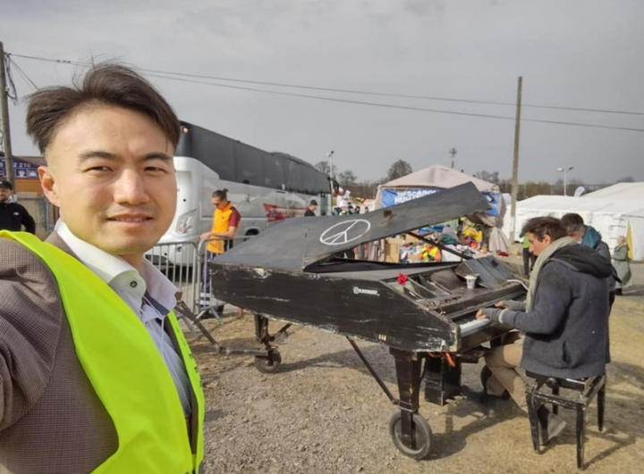除了許多捐助者或志工出錢出力幫助烏克蘭難民，也有藝術家來此義演。（王楠穎提供）