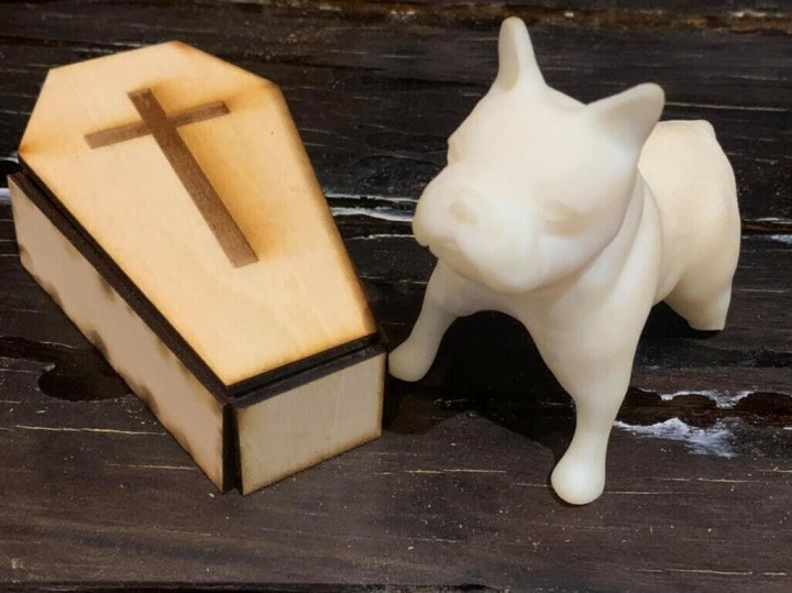 隨民眾飼養毛小孩比例增加，高雄市青年局輔導文創業者提供寵物往生收送與喪葬整合性服務，利用3D列印復刻毛小孩樣貌，製作各式紀念品提供追思使用。（高雄市青年局提供）