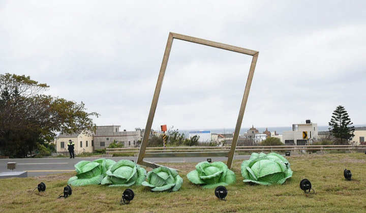 因地緣位置，被稱為是聽飛機聲音長大的烏崁高麗菜，因巨大又鮮脆，遠近馳名。澎湖縣政府在社區的爭取下，闢建一座烏崁高麗菜公園，7日揭牌。