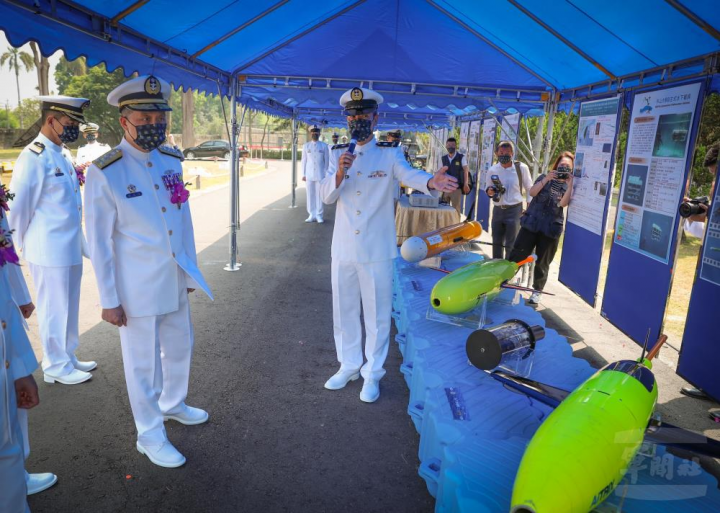 劉司令參觀海軍大氣海洋局科技成果展