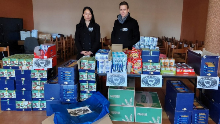 曾任台灣大愛台記者遠嫁波蘭的張淑兒(左)與波蘭籍丈夫Łukasz Baranowski。因應難民需求狀況，提供必要的生活物資發放。