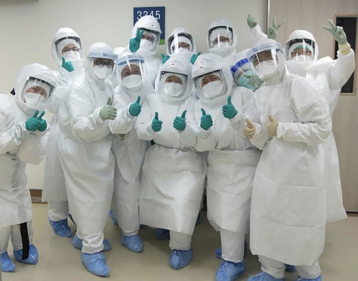 台中榮總13日表示，一名確診染疫孕婦住院後，經安排住進負壓隔離病房密切觀察，日前順利剖腹產，母子均安，且醫療團隊成員12日採檢結果皆為陰性，待二採後，希望為此次事件畫上一個圓滿的句點。（台中榮總提供）