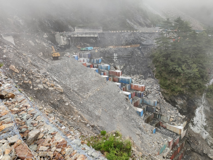 南橫公路修復工程艱困，面臨技術上、天候的挑戰，第2個指標性工程是埡口山莊前的向陽大崩壁，同樣搶修後遇到豪大雨又被沖刷，於是改採貨櫃修築法，用122個貨櫃當作路基底下的擋土牆，總算穩定了土石流。照片攝於2019年7月31日。