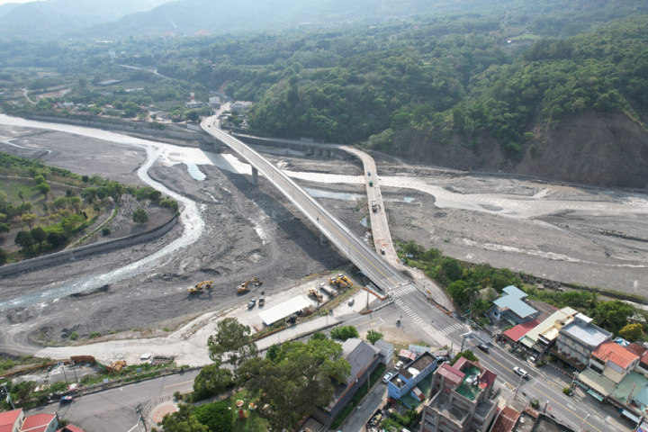 南橫公路在民國98年莫拉克風災後柔腸寸斷，近13年來先從寶來修復到桃源，再從梅山口到天池，111年4月底最後一段也最精華的天池至向陽段通車。圖為高雄六龜寶來一號橋4月初啟用，讓六龜、桃源等區民眾有了一條安全回家的路。