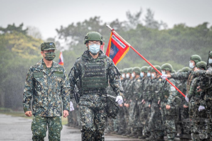 通測中心指揮官徐上校表揚此次進訓官兵不畏天候影響，展現精實戰力。（陸軍通信電子資訊訓練中心提供）