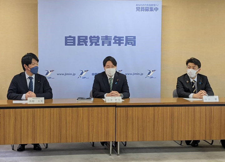 日本執政黨自由民主黨青年局長小倉將信5月初將率團訪台，期間將拜會總統蔡英文等。他28日在自民黨總部開記者會說，要藉由訪台，對全世界宣傳台日友好。