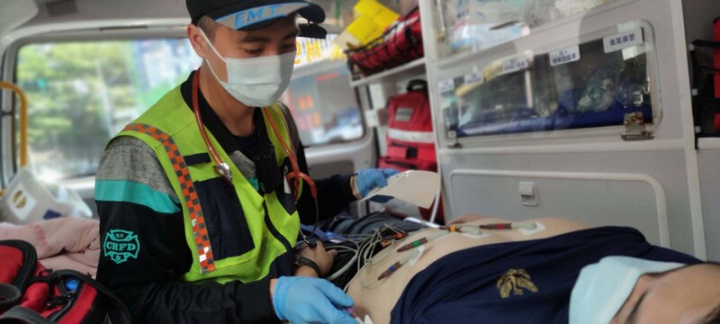 彰化縣消防局救護車全面配備12導程心電圖機，溪湖分隊高級救護技術員楊志源（圖）8天成功搶救2名急性心肌梗塞病患，幾天後透過線上醫師授權投藥再救1命，挽救了3個家庭。（彰化縣消防局提供）