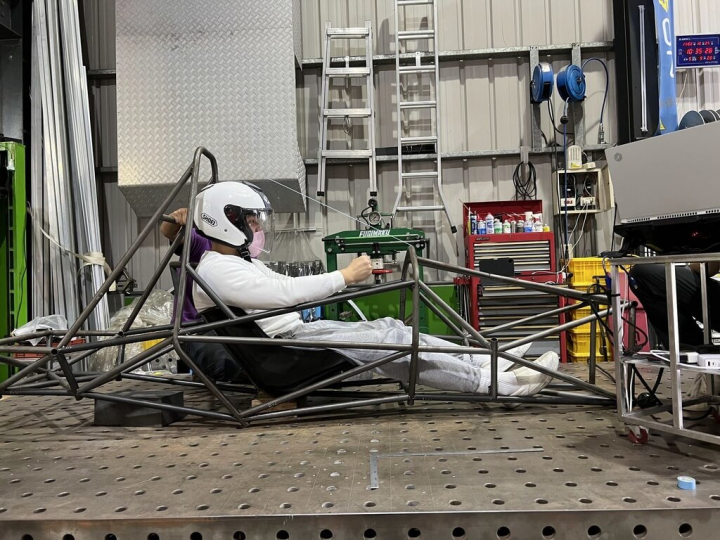 台灣科技大學學生成立方程式賽車研究社，集結不同背景領域的成員一起打造電動車，目前已完成測試版車架，預計2023年9月到日本參與Formula SAE Japan國際賽事。（台科大提供）