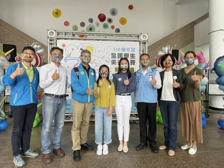 110學年度全國學生美術比賽優勝作品在金門展出，4件獲得佳作的金門學子作品客製成口罩，共有7款，30日亮相。