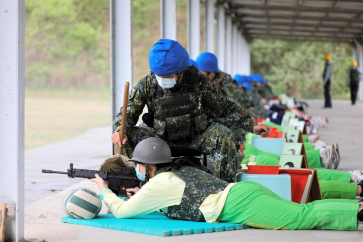 高雄市政府教育局15日辦理全民國防教育實彈射擊體驗活動。