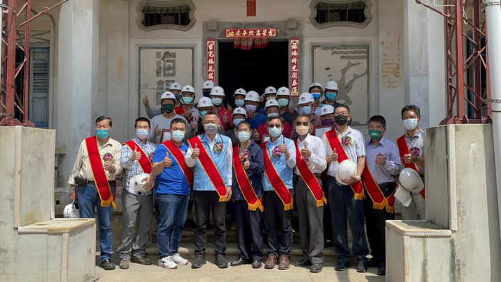  金門縣定古蹟董允耀洋樓修復工程13日動土，現場邀請參與施作的傳統匠師出席，由縣長楊鎮浯（前左4）一一頒發感謝狀，肯定他們的貢獻。