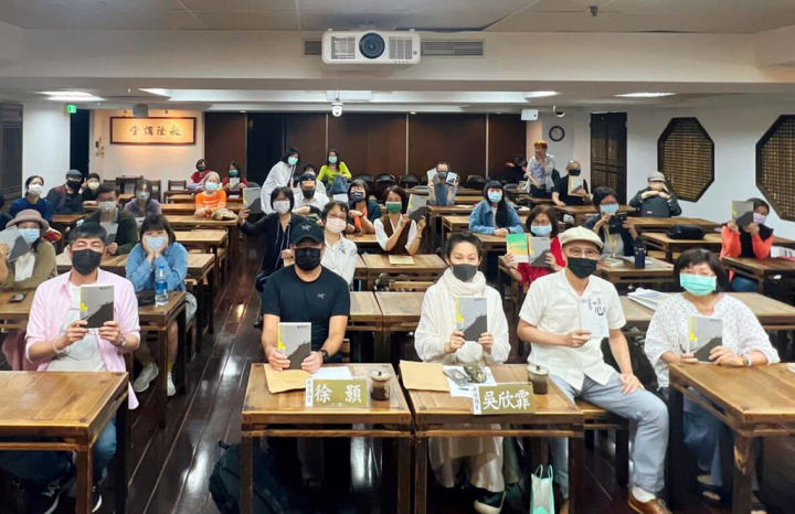 作家、建築學者阮慶岳（前右2）新作「一紙相思」，以6封書簡及3篇小說傳達對已故作家七等生的思念與敬意，23日在台北敏隆講堂舉行新書分享會，音樂家吳欣霏（前右3）等人出席。（聯合文學提供）